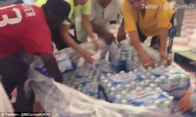 Πανικός για τον τυφώνα «Χάρβεϊ» στις ΗΠΑ: Αδειάζουν τα ράφια των σούπερ μάρκετ (βίντεο)